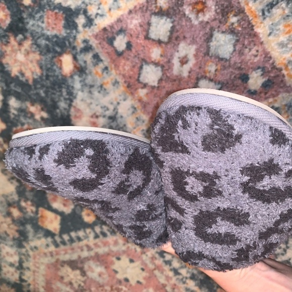 Barefoot Dreams CozyChic Gray Black Leopard Print Slip On Slippers Size 9/10 - Picture 5 of 5